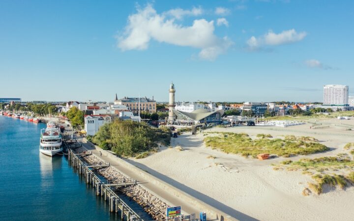 Blick auf den Leuchtturm und den Alten Strom im Seebad Warnemünde