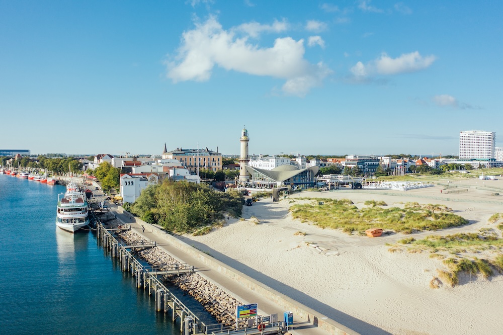 Blick auf den Leuchtturm und den Alten Strom im Seebad Warnemünde